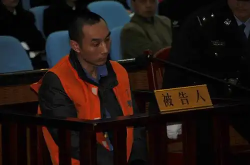 被告人张兴艳始终耸拉着脑袋.