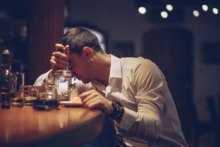 在酒吧酗酒图片下载