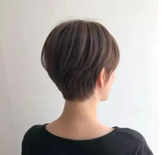 尽量的把脖子露出来很凉快,这样的短发发型给人一种利落又清爽的感觉