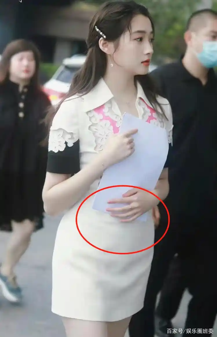 鹿晗深夜买醉失控暴走,关晓彤同回爱巢被曝怀孕,疑似同居试婚