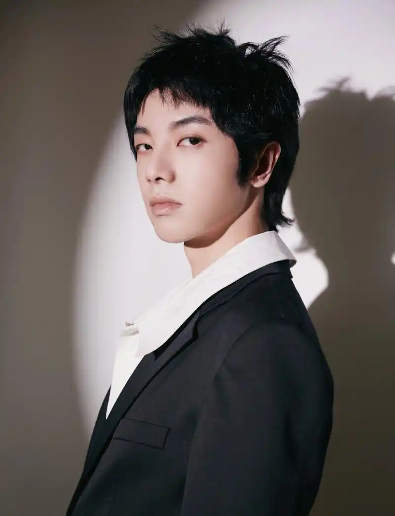 [消息]华晨宇荣获腾讯娱乐白皮书年度男歌手 2021期待新世界的更多