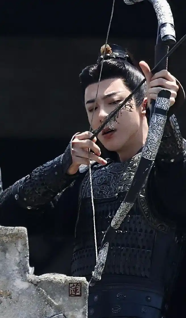 看了刘宇宁的古装路透图,网友直呼:小说里的将军有脸了!