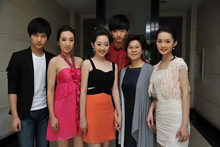 亲妈是制作人干妈是导演20年都捧不红的他却在改名后火了