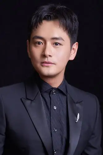 王雨绅士范亮相网络影视盛典