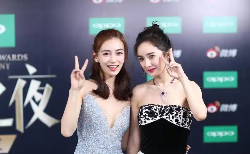 杨幂和杨颖邻座无互动,却用余光瞄杨紫_明星_眼神_合作