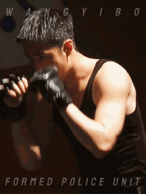 (所有人请点开看p2龙脊肌肉宽肩窄腰倒三角#王一博无袖练拳