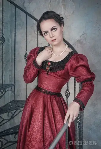 美丽的女人,穿着中世纪在楼梯上