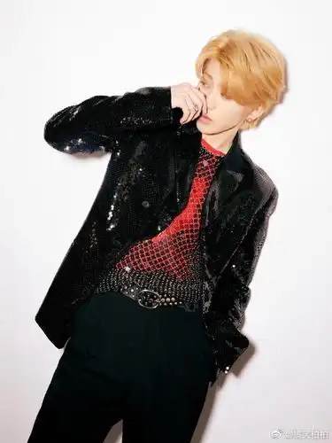 蔡徐坤携乐队玩摇滚穿进阶版渔网超吸睛撕漫男本男