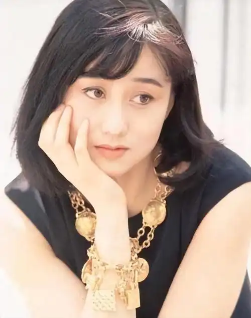 利智十分漂亮.尤其是那一口娇软的上海话.让李连杰十分意动.