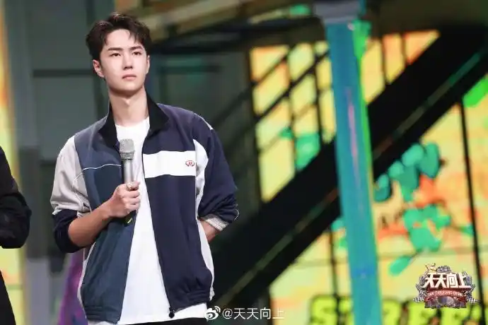 王一博#王一博天天向上#最新剧照高高瘦瘦的,一脸认真的样子很帅气呀