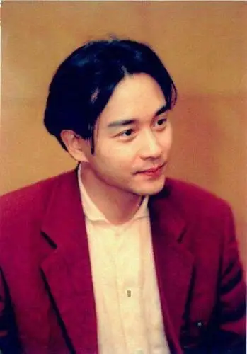 记忆 图片评论 0条  收集   点赞  评论  张曼玉站在张国荣的照片前