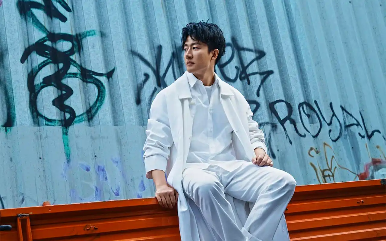 黄轩时尚帅气街拍写真图片桌面壁纸