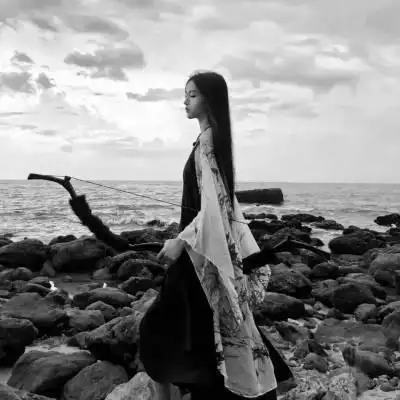 女生黑白背影全身头像女生霸气黑白高冷头像