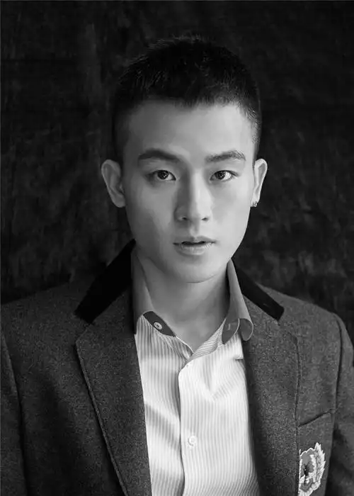 欧豪黑白写真曝光简约西装演绎冬日质感时尚