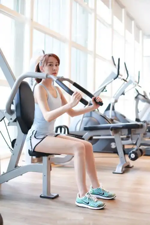 看了胡静的健身照,才发现与她同龄的刘涛太美了!