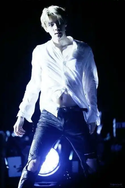 深夜福利,吴世勋高清湿身诱惑,无水印,禁欲系.中间那张.