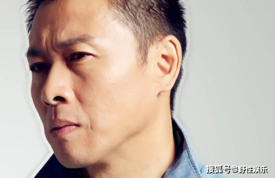 这位男演员叫胡亚捷