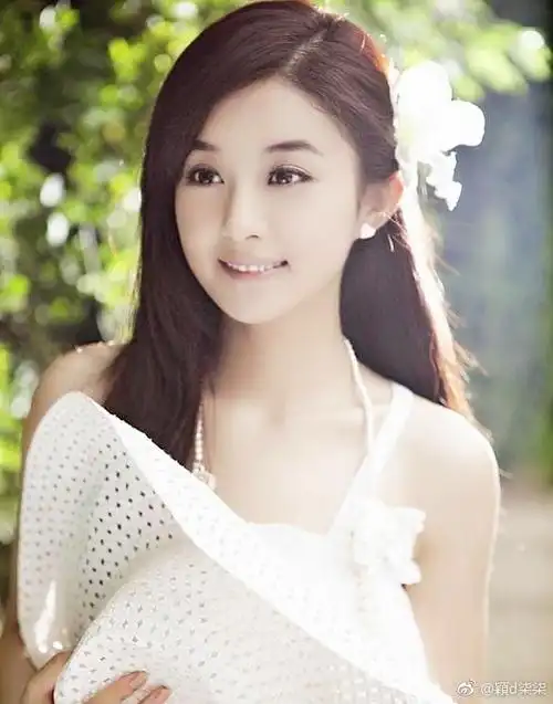 赵丽颖早期的一组白裙造型图片,纯美可爱,是心动的感觉!