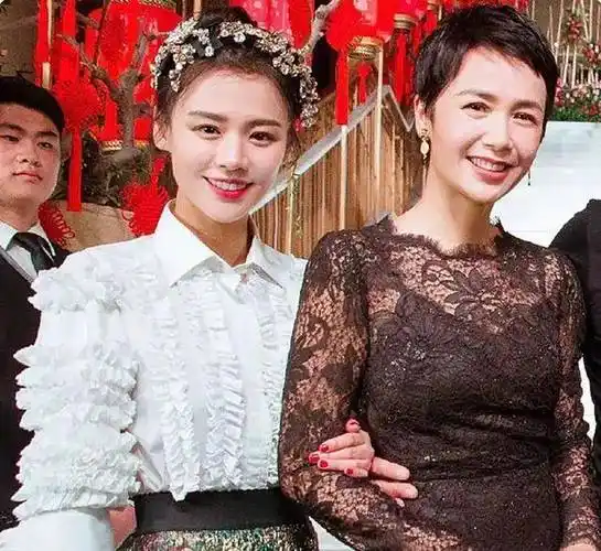 几年前,蒋雯丽还在拍戏过程中与小生黄轩传出绯闻,日子过得也算活色生