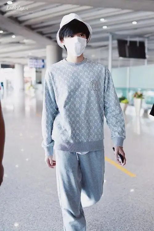 宋亚轩今日份机场饭拍今天是一身灰色的运动风的小宋老师