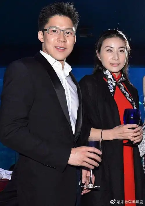 "缺爱公子"霍启山:出生豪门恋情屡次受挫,身家百亿至今未婚?