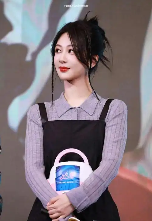 240202杨紫最新元气甜美造型引爆网友热议美丽风采获赞无数