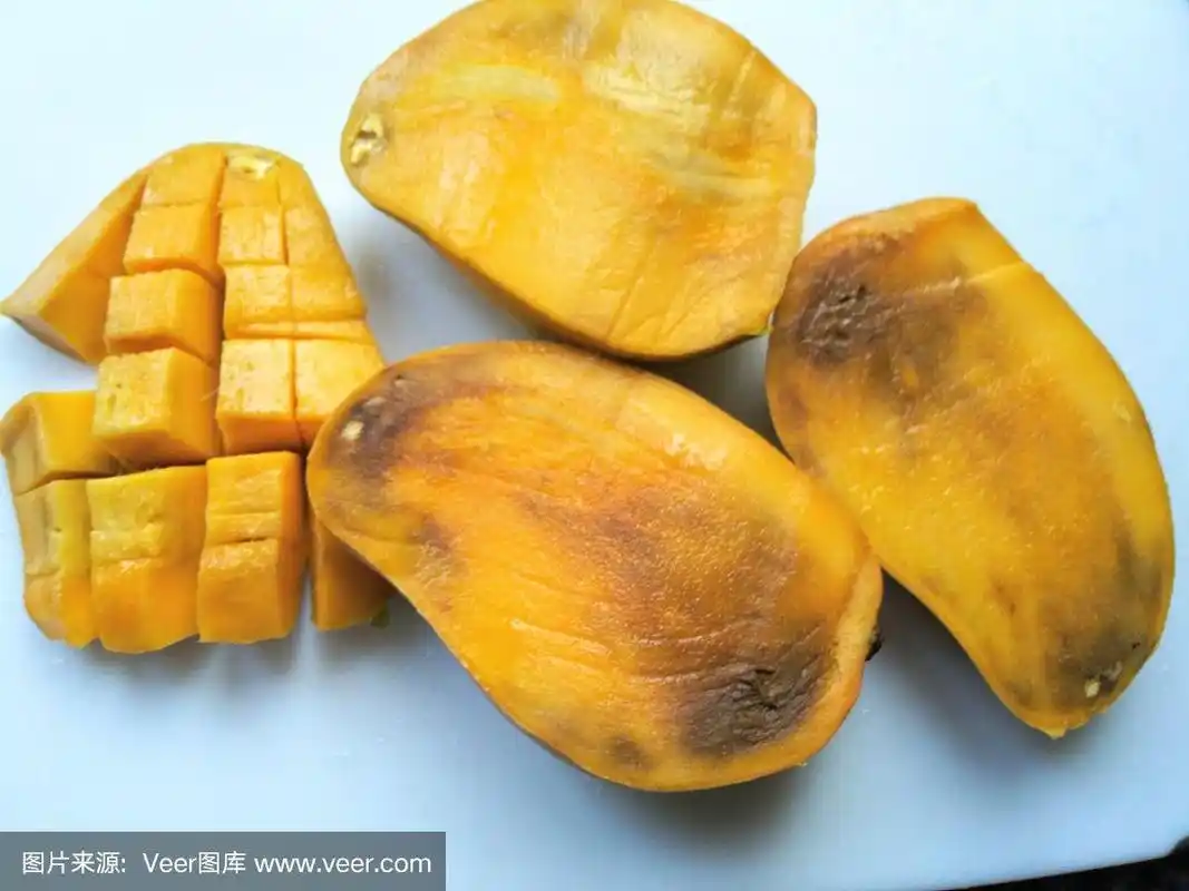 新鲜的芒果-切开的-坏的-擦伤的芒果