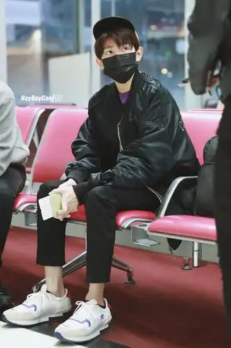 [王源][新闻]180305 王源巴黎启程回国 紫色卫衣棕色棒球帽个性十足