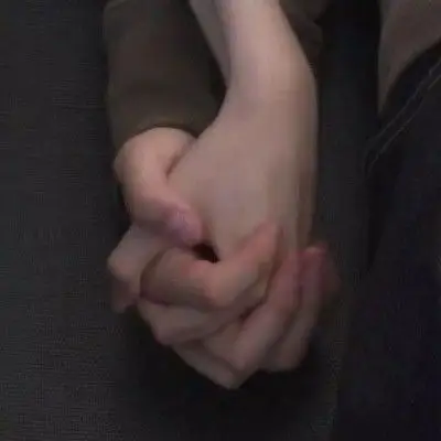 真实手牵手情侣头像一对两张抖音情侣牵手图片只有手