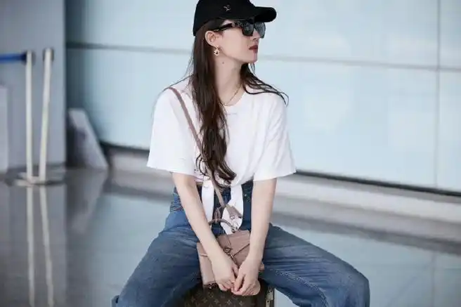 露腰了##刘亦菲今日机场随拍#今日份刘亦菲机场随拍简约白t搭配牛仔裤