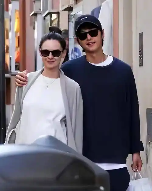 值得注意的是在宋仲基老婆的穿搭中对于风格的表达手法十分的高级