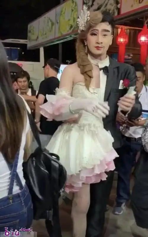 奇闻街头现半男半女求抱抱却没人搭理看着很无奈