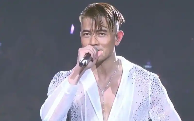 郭富城台北献唱 脱衣大秀腹肌引尖叫