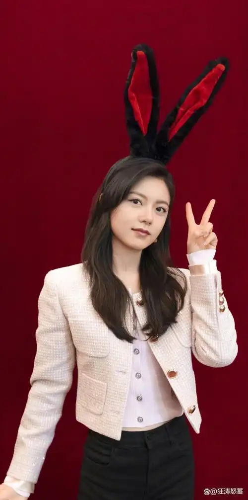 赵今麦,中国女演员,2002年出生于沈阳市,现就读于中央戏剧学院.