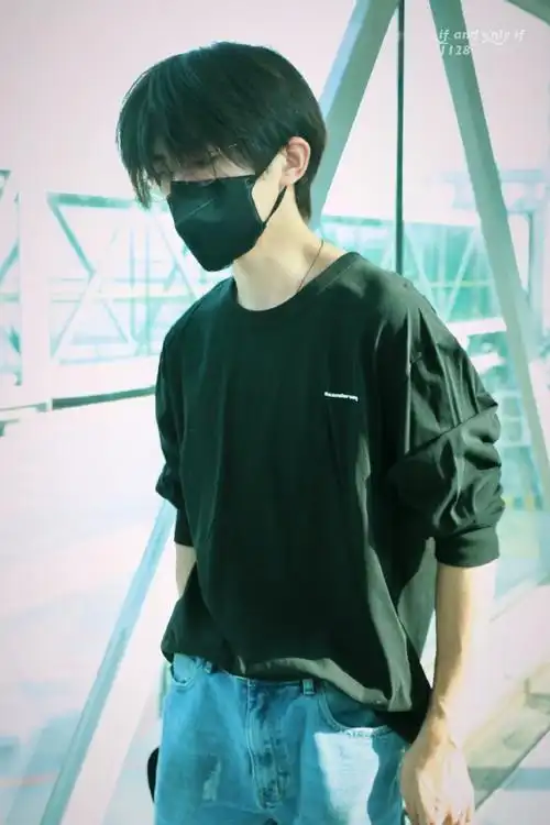 易烊千玺北京出发饭拍##易烊千玺机场