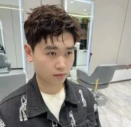 帅气清爽的男生蝴蝶烫发型,简单自然好打理