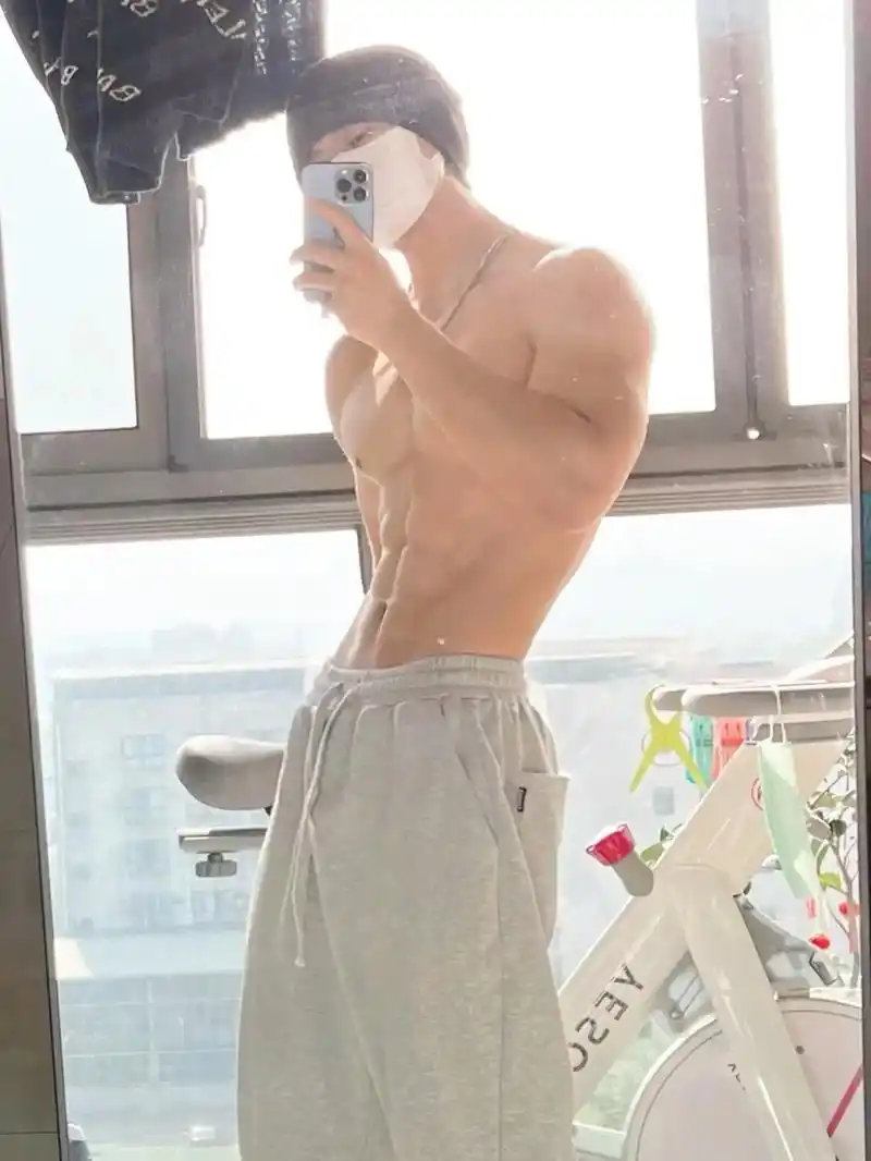 艾特你那压力大的朋友来看.#对镜拍 #体育生 #八块腹肌 # - 抖音