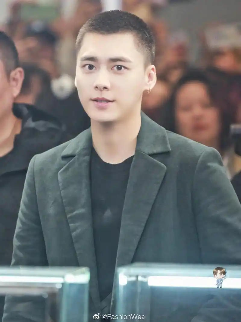 李易峰昨日成都活动,寸头造型,身着墨绿色西装,一出场全场粉丝尖叫