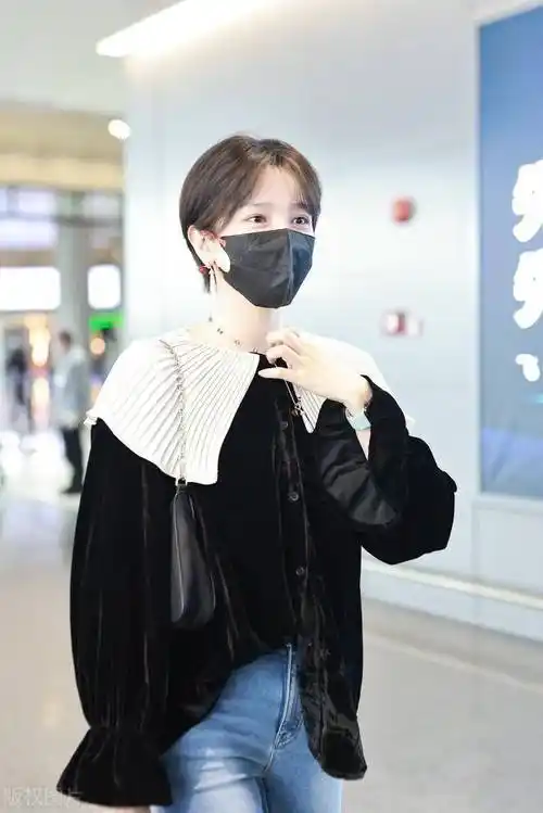 陈小纭齐耳短发清爽秀丽,黑色外套搭配牛仔裤休闲时尚