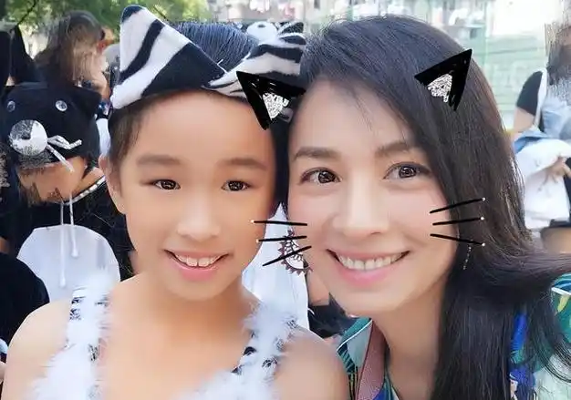 林瑞阳儿女现身法国打扮成熟身材火辣张庭近照黝黑发福