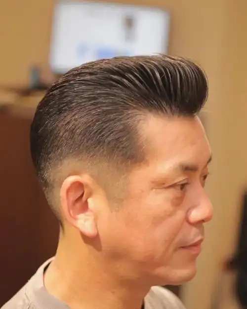 梳理背头造型的时候,头顶可以吹得高一些,这样看上去显得更成熟稳重