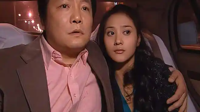 红蜘蛛:美女以为傍上土豪,偷500万陪他逃亡,谁想对方是个无赖