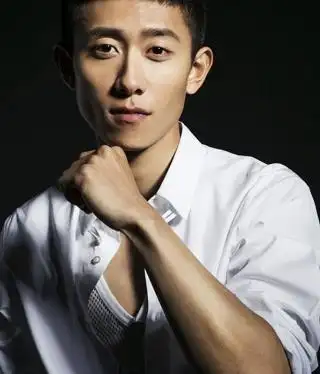 张一山还是适合干练的短发 男性魅力爆表