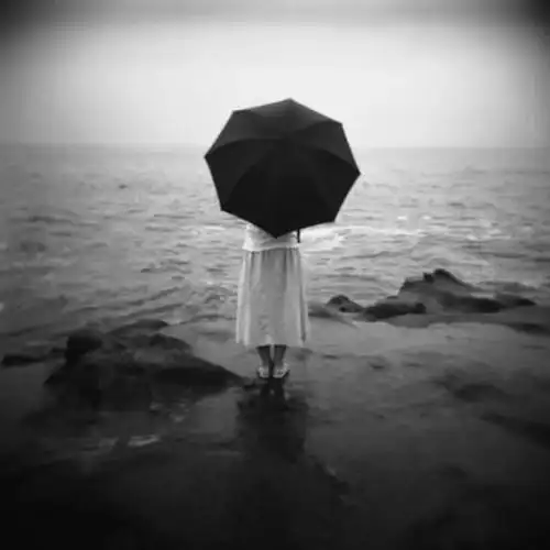 优雅背影图片头像下雨背影忧伤