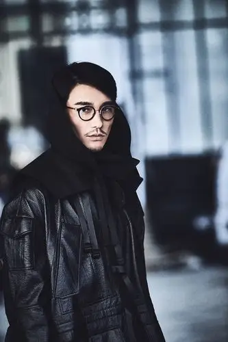 胡兵抵达巴黎时装周 不负"代言人"重任支持英国品牌