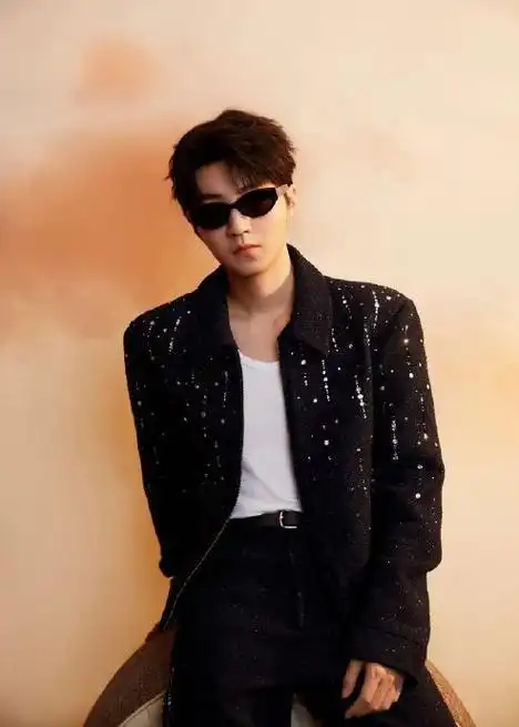 王俊凯最新造型图 墨镜一戴ai男友感拉满了!