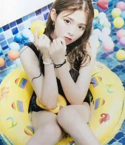 谁说杨超越不能性感?低胸泳衣,镜头放大,网友:围度太优越!_网易订阅