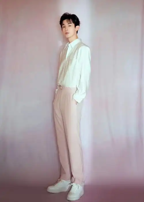 郭俊辰现身品牌活动清爽造型时尚感满分