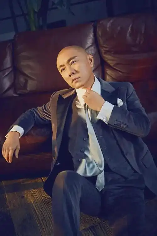 太惊险59岁张卫健演唱会彩排意外坠地钢琴砸身上晒照报平安