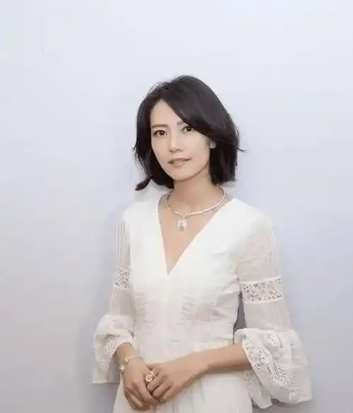 原创高圆圆不愧是气质女神穿白色连衣裙配波波头当妈后更有韵味